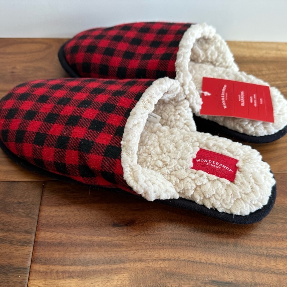 Wondershop Buffalo Plaid Slippers size Medium (Men’s 7/8) (Women’s 9/10)